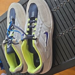 NWT Men's Nike SB Vertabrae in white/black/purple/neon yellow. Size 8